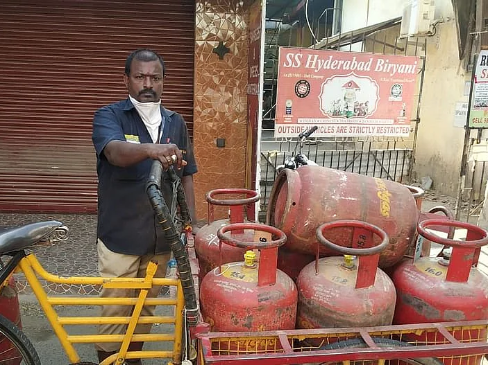 காஸ் சிலிண்டர் மானியம் ரத்தா... விலைக் குறைப்பா..?! - உண்மை என்ன?