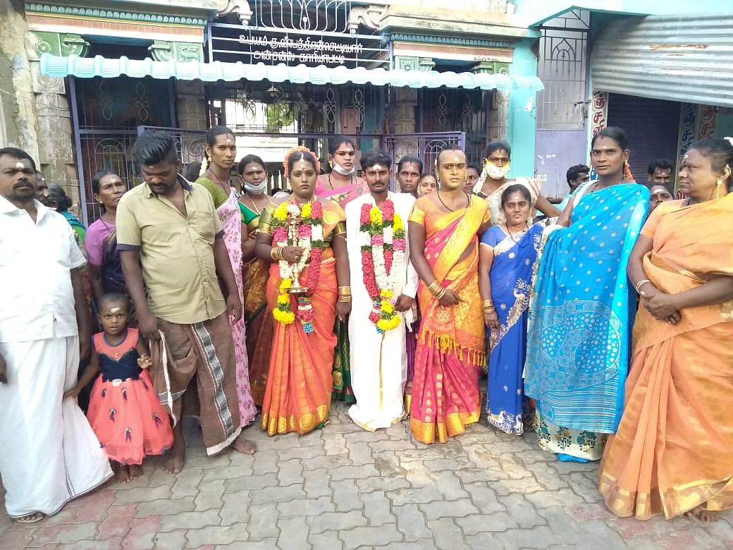 திருமண கோலத்தில் மணமக்கள்
