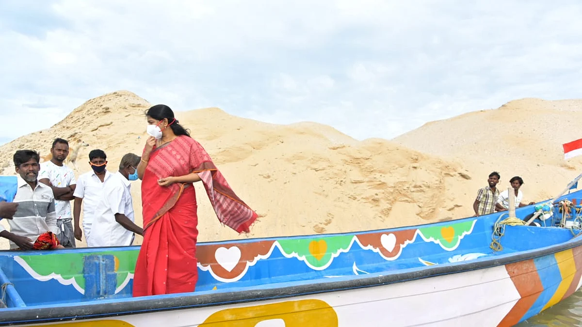கடலுக்குள் படகில் ஆய்வு செய்த கனிமொழி
