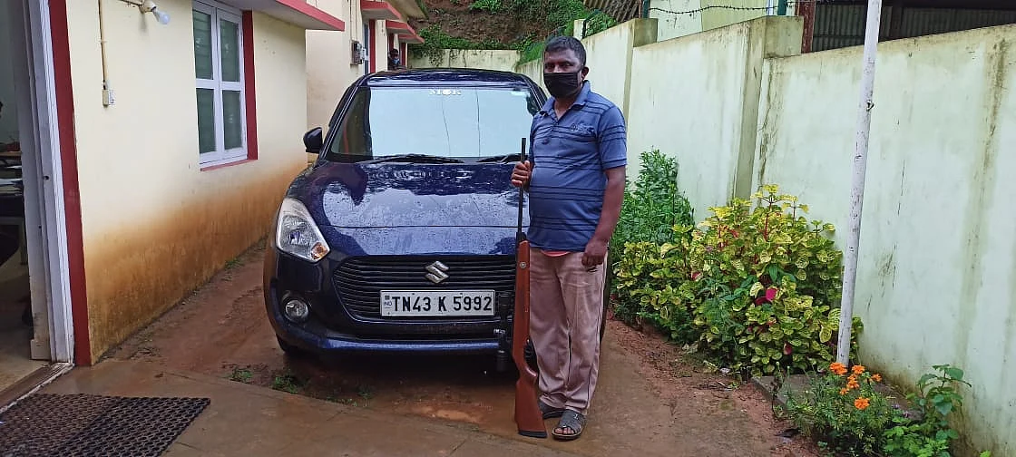 வேட்டையில் ஈடுபட்ட மணிகண்டன்