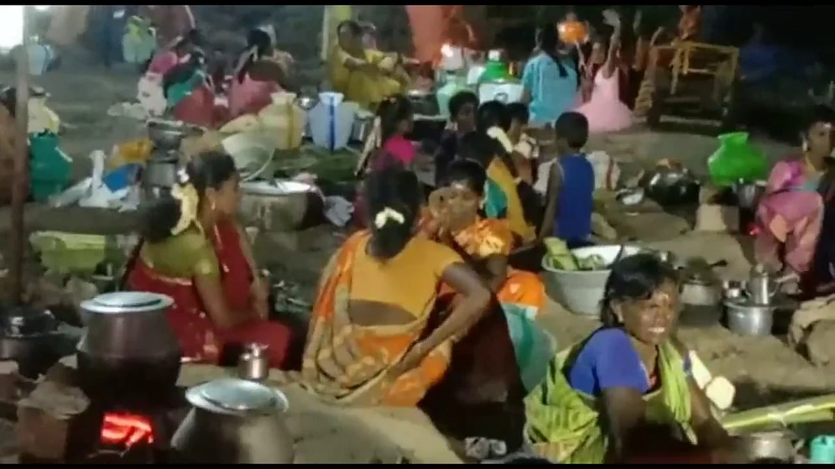 வழிபாட்டிற்கு வந்திருந்த பெண்கள்.