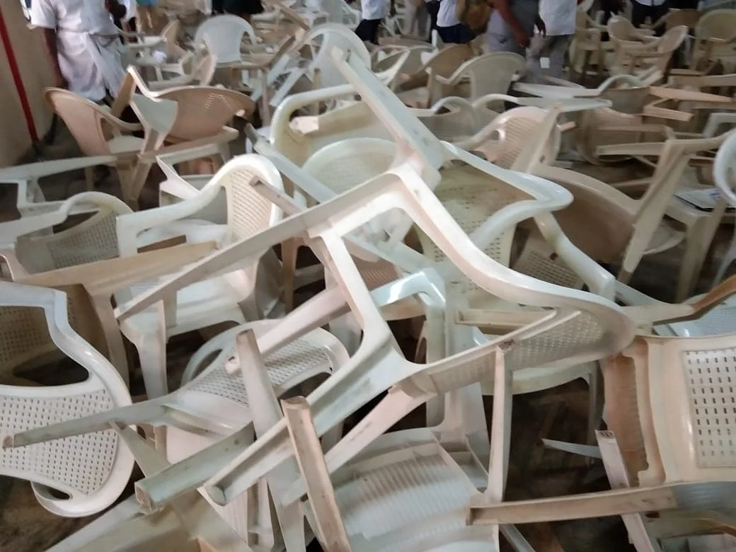 உடைக்கப்பட்ட நாற்காலிகள்