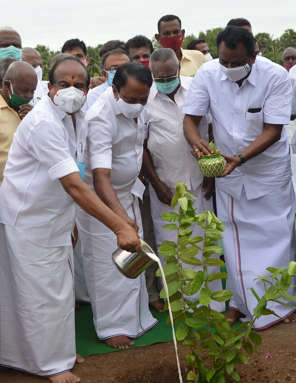 அ.தி.மு.க அமைச்சர்களுடன் என்.கே.கே.பி.ராஜா