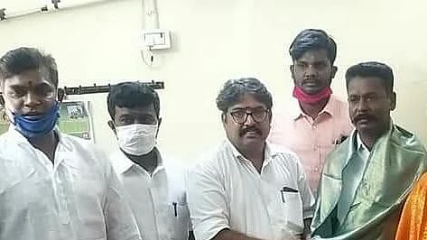 சலூன்கடை மோகன் பா.ஜ.க-வில் சேர்ந்தபோது