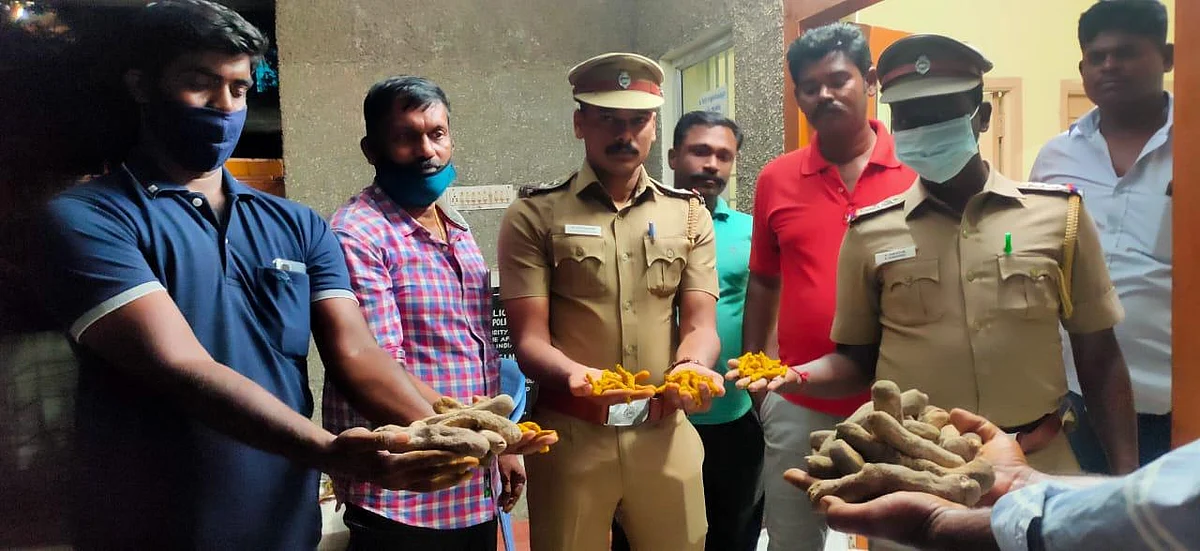 மஞ்சள் - கடல் அட்டையுடன் போலீஸார்.
