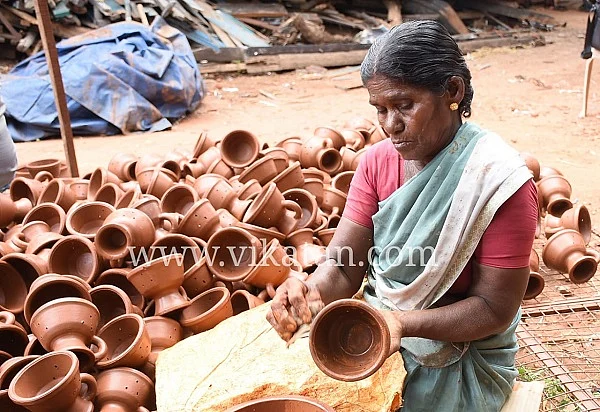 மண்பாண்டத் தயாரிப்பில் ஈடுபட்டுள்ள பெண்