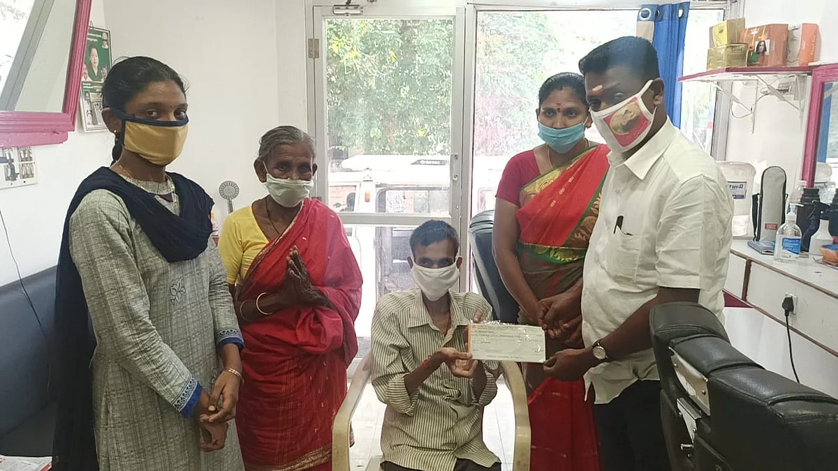 எளியவருக்கு உதவி செய்தபோது