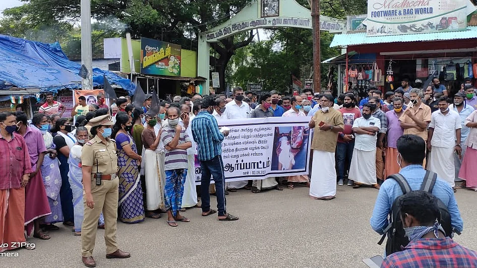 மருத்துவமனையை முற்றுகையிட்ட மக்கள்