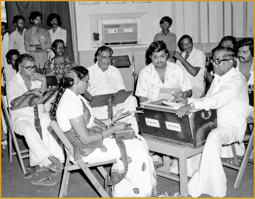 எம்.எஸ்.விசுவநாதன், எஸ்.ஜானகியுடன்...