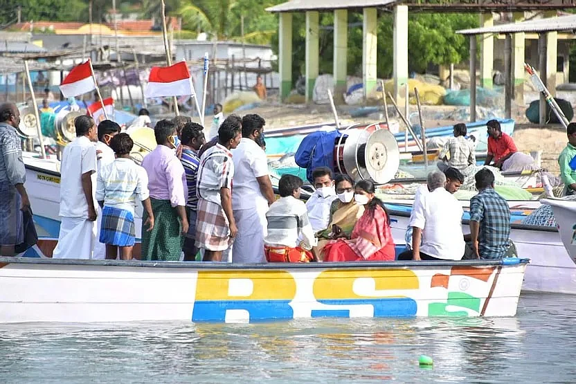 கனிமொழியின் திடீர் கடல் பயணம்
