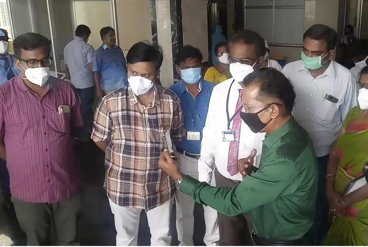 மருத்துவரிடம் வீடியோ காலில் பேசும் அன்பழகன்