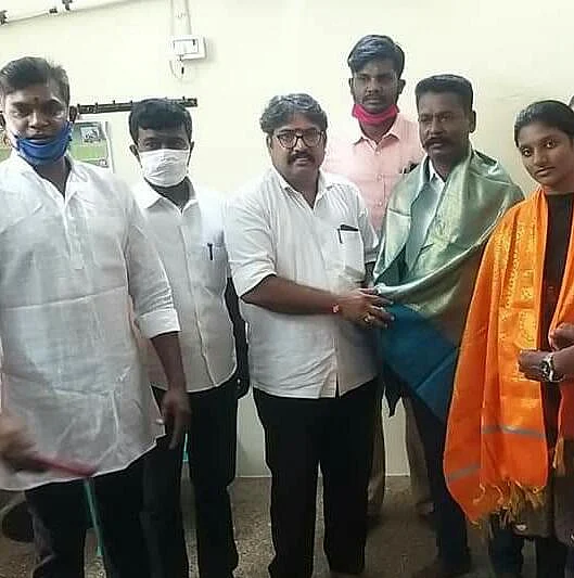 சலூன் கடை மோகன் பா.ஜ.க-வில் சேர்ந்தபோது