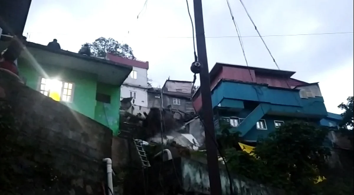 கண்ணெதிரே சரிந்த வீடு