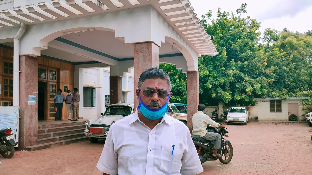 கூட்டுறவு சங்க பதிவாளர் அலுவலகத்தில் புகார் அளித்த முருகேசன்