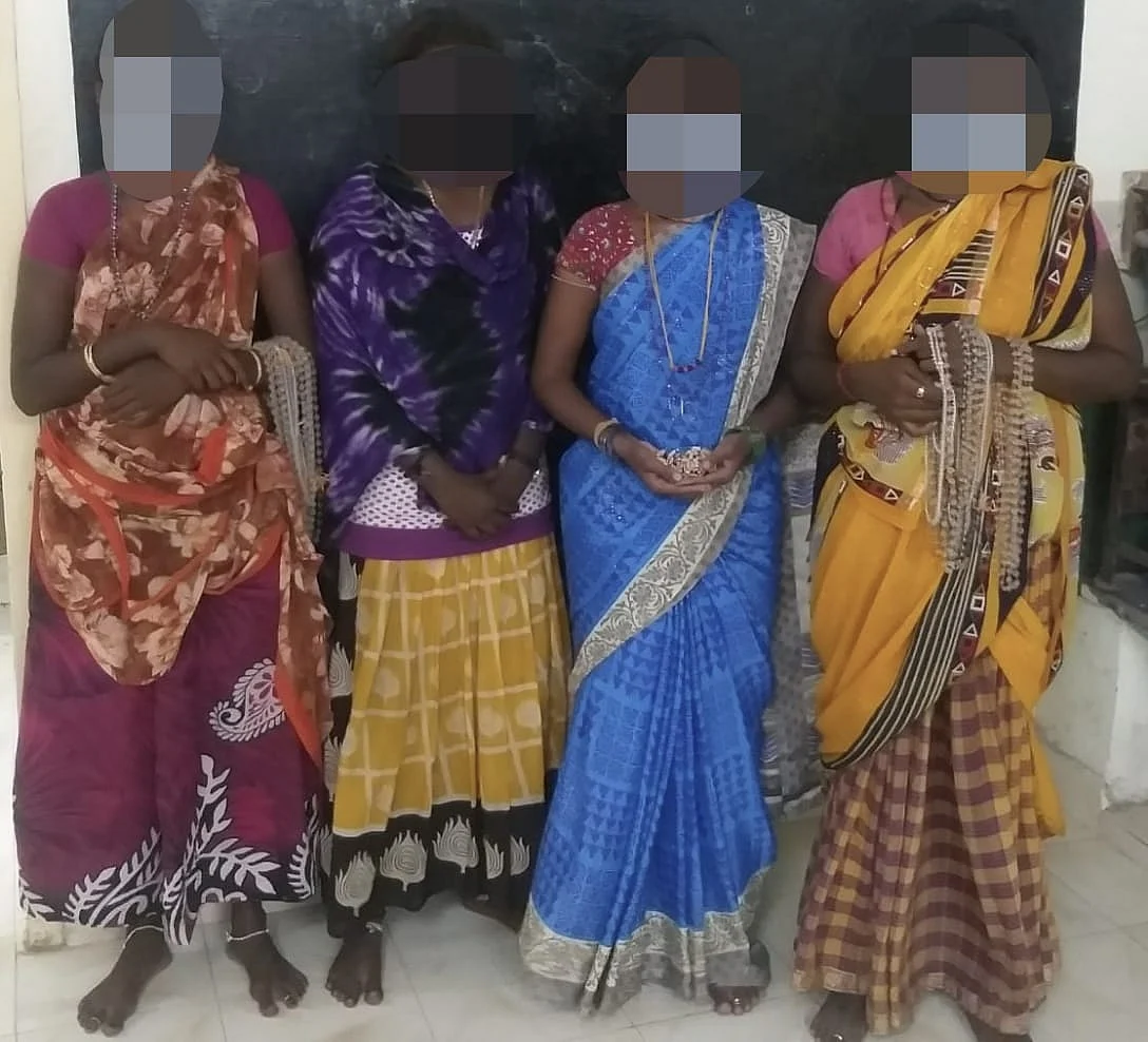 நூதன திருட்டில் ஈடுபட்ட பெண்கள்