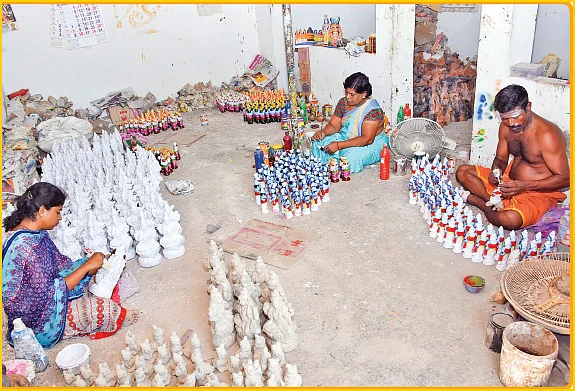 “பொம்மைகளைக்கூட சிரிச்ச மாதிரி வடிவமைக்கிறோம். ஆனா...”