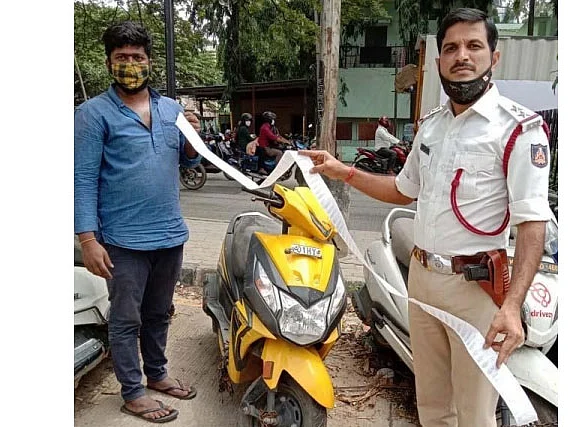 `77 முறை விதிமீறல்; ரூ.42,500 அபராதம்!’ - டூவீலரை போலீஸாரிடமே விட்டுச் சென்ற பெங்களூரு இளைஞர்