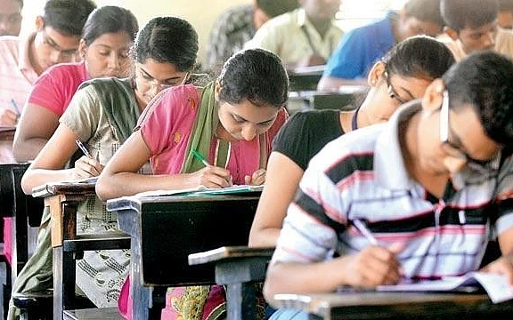 தேர்வு எழுதும் மாணவர்கள்
