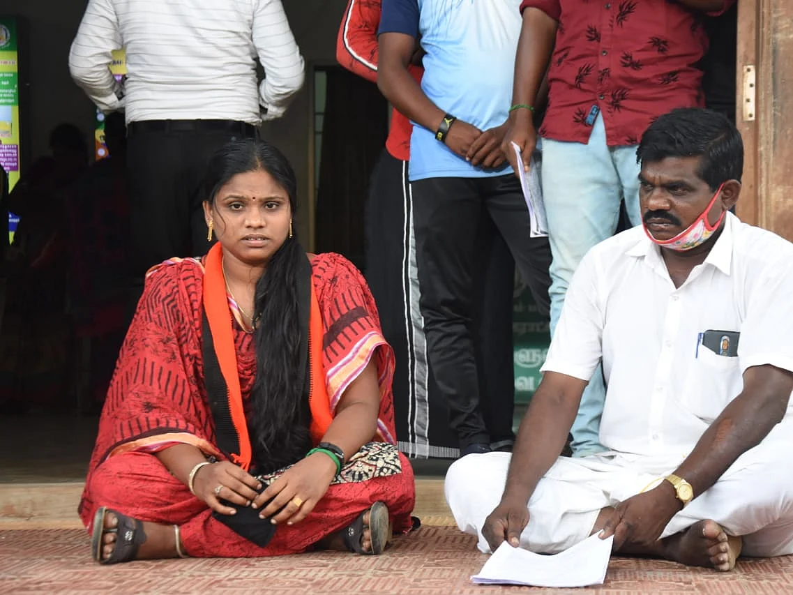 `ரோலிங் சேர்... சாதிப் பிரச்னை... தர்ணா!’ - மயிலாடுதுறை ஊராட்சி சர்ச்சைப் பின்னணி