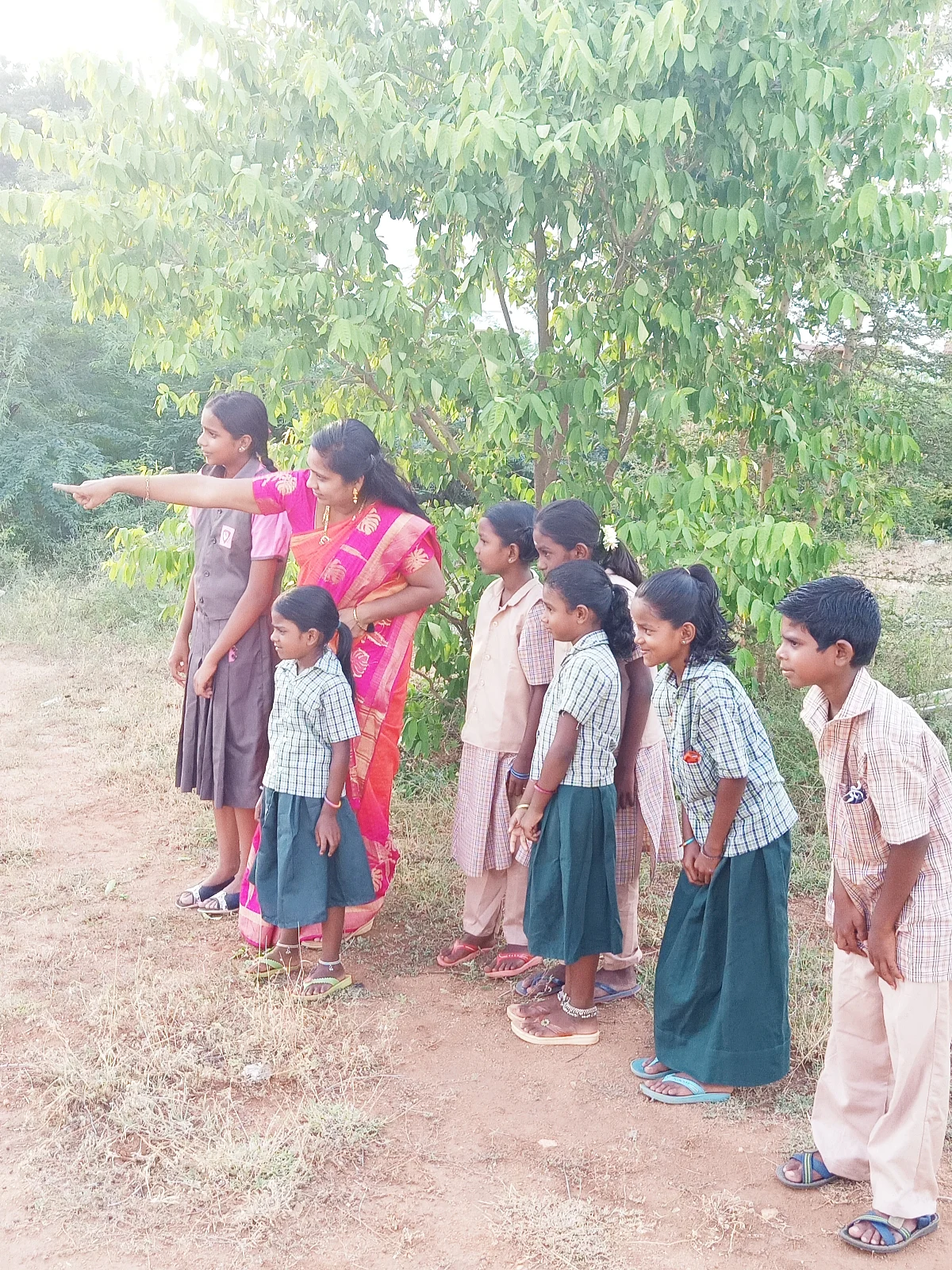 மாணவர்களுடன் திலகவதி