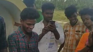 பட்டாகத்தியில் கேக் வெட்டும் ரூபன்
