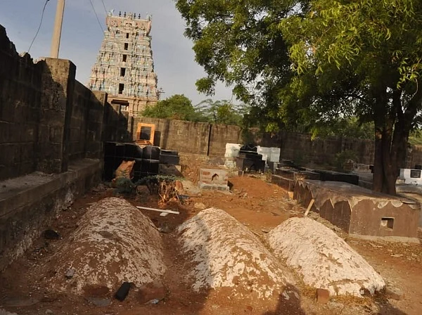கோயிலின் அருகில் கல்லறைத் தோட்டம்