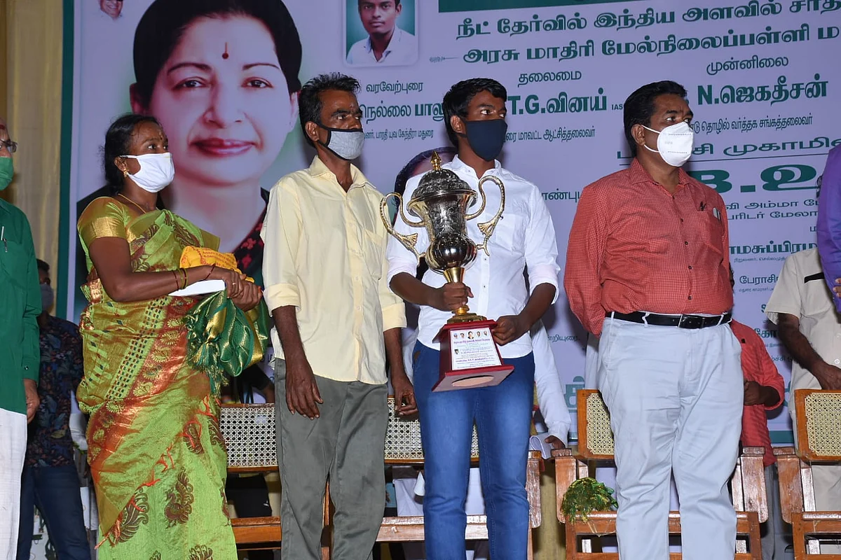 குடும்பத்தினருடன் ஜீவித்குமார்