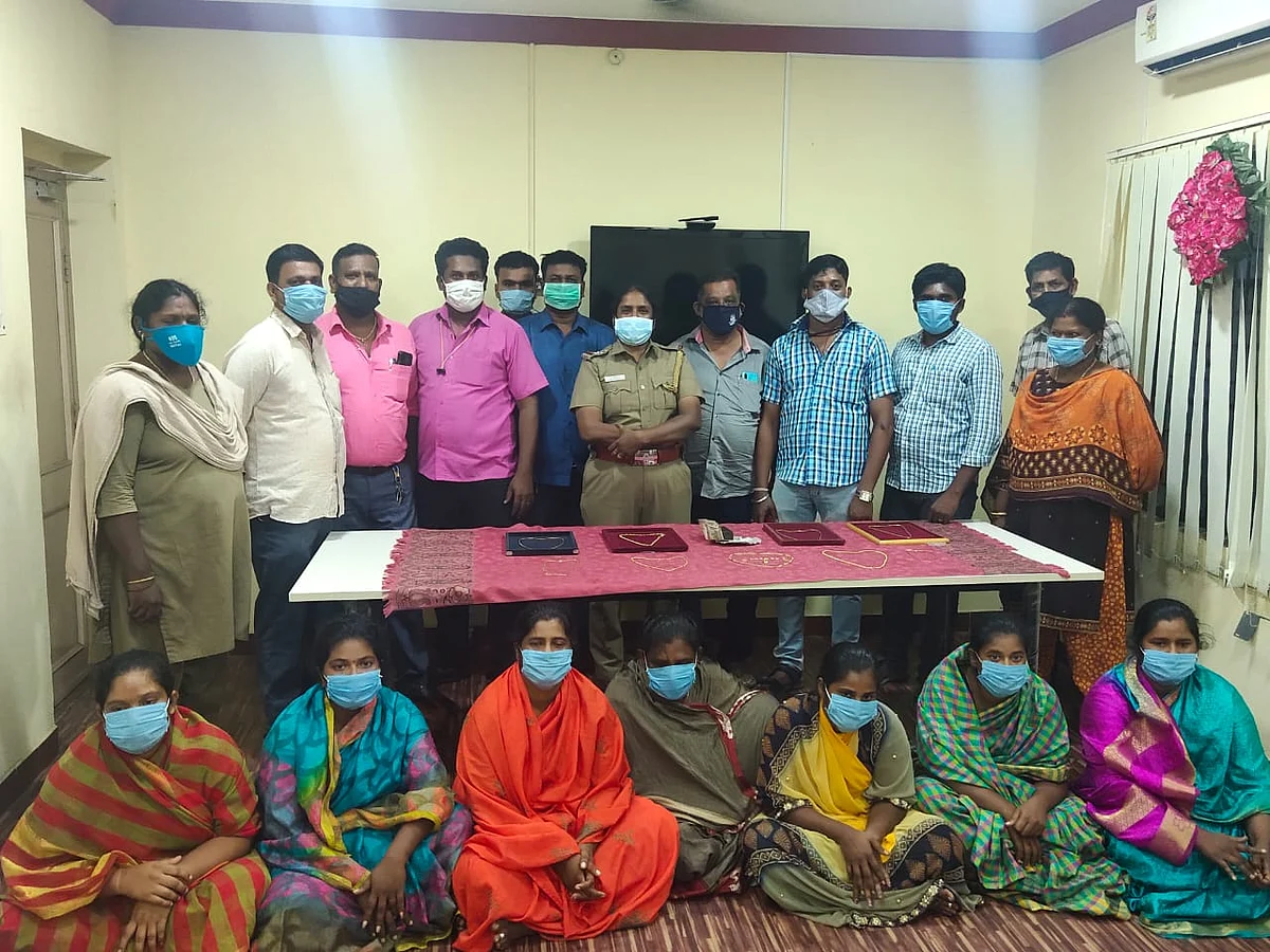 கைதான பெண் கொள்ளையர்கள் மற்றும் தனிப்படை போலீஸார்