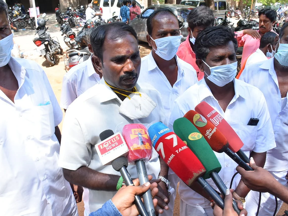 `பட்டியலின ஊராட்சித் தலைவரைக் கடத்தி வைச்சிருக்காங்க...!’- கொதிக்கும் நாட்டாமங்கலம் மக்கள்