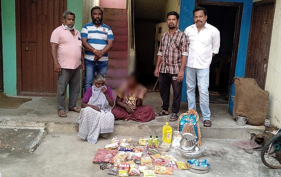 மணி மற்றும் அவரின் நண்பர் மனோகர் உதவியபோது...