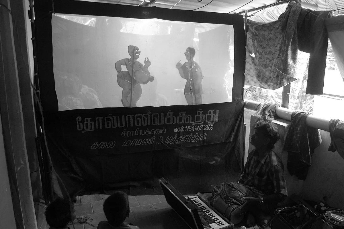 திரை பார்த்து இசைக்கும் கலைஞர்