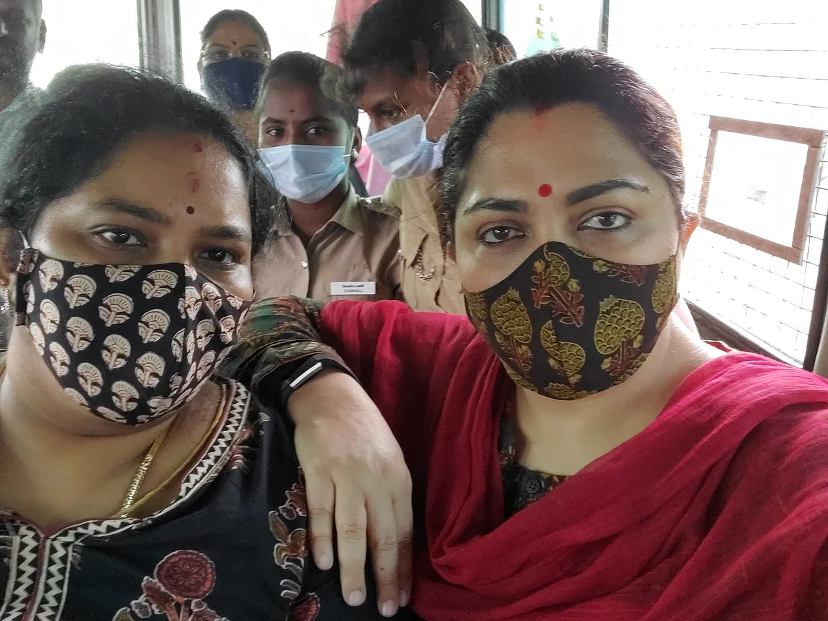 அதே அரசியல், அதே நாடகம்... உங்கள் மேல் பரிதாபம்தான் வருகிறது குஷ்பு! #VoiceOfAval
