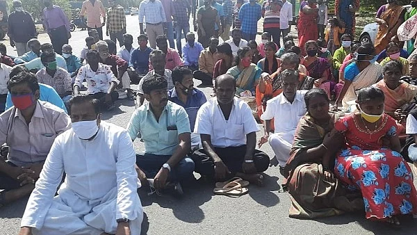 கல்லறை உடைப்பைக் கண்டித்து சாலை மறியல்