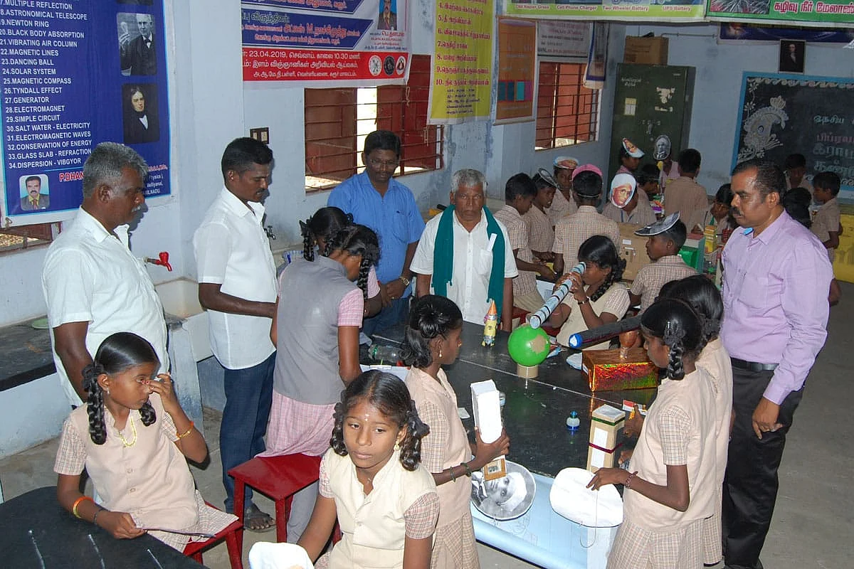 ஆய்வகத்தில் மாணவர்கள்