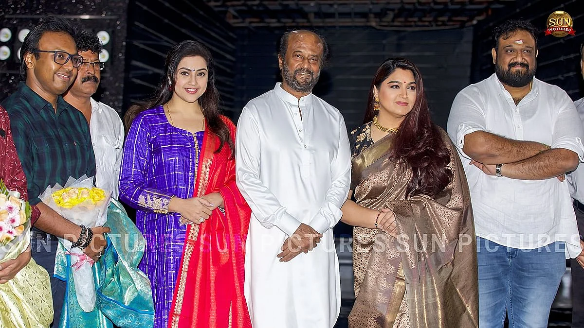 'அண்ணாத்த' படக்குழுவினருடன் குஷ்பு
