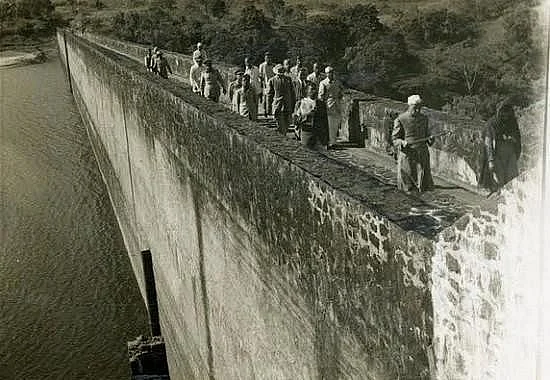 அணையினை பார்வையிட்ட நேரு.
