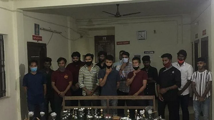 ஹூக்கா பார்களை நடத்தியவர்கள்