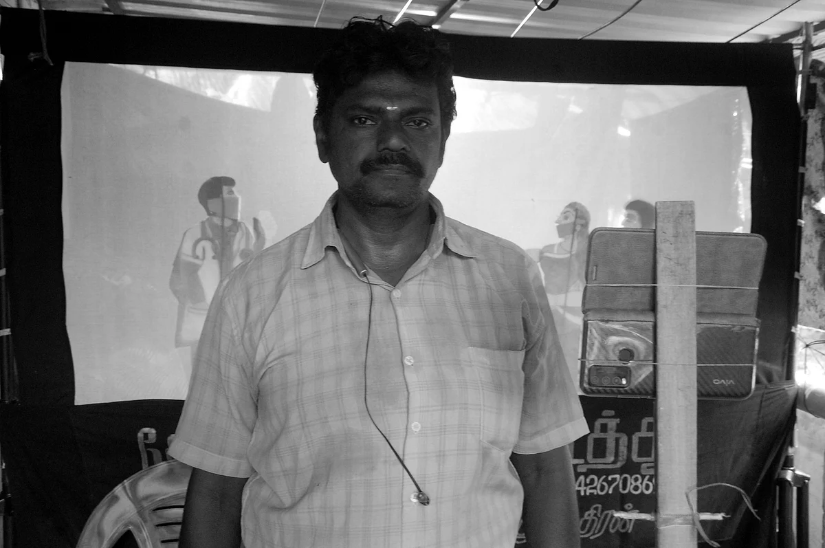 சட்டை காலரில் ப்ளூடூத் இணைத்து மொபைல் மூலம் நேரலையாக தோல்பாவை கூத்து நடத்தும் கலைஞர்
