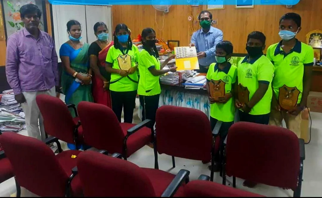 சிவகங்கை: மாணவியின் புகைப்படத்தோடு தபால் தலை வெளியீடு... கௌரவப்படுத்திய மாவட்ட ஆட்சியர்! 2 அரசுப் பள்ளி மாணவர்களை பாராட்டும் ஆட்சியர்