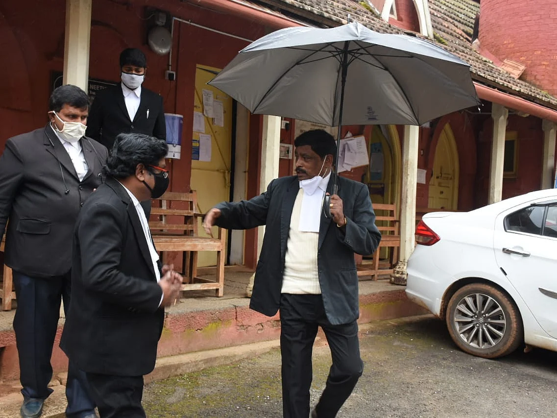 நீலகிரி: கறுப்பு கோட், கழுத்துப்பட்டை..! - கொடநாடு வழக்கில் களமிறங்கிய தி.மு.க எம்.எல்.ஏ