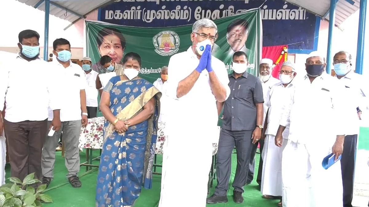 பத்திரிக்கையாளர்களிடம் பேசிய அமைச்சர்