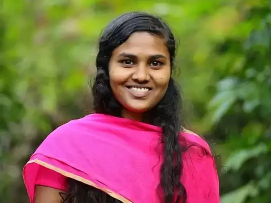 `பண்டைய பழங்குடி சமூகத்திலிருந்து முதல் மாணவி!' - CLAT தேர்வை வென்று அசத்திய ராதிகா
