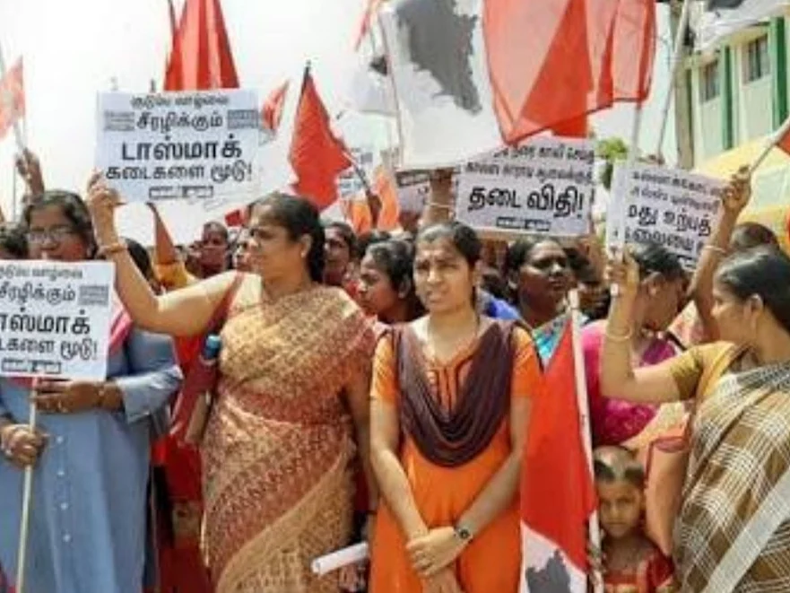 ``கொரோனா நேரத்தில் பொய் வழக்கு போட்டு அலையவிடுவதா?" கொந்தளிக்கும் மது ஒழிப்பு பெண் போராளிகள்