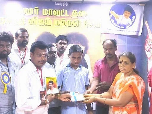 `மருத்துவ உதவிக்காகப் போராடும் ஏழைச் சிறுவன்!’ - உதவிக்கரம் நீட்டிய வேலூர் விஜய் மக்கள் இயக்கம்
