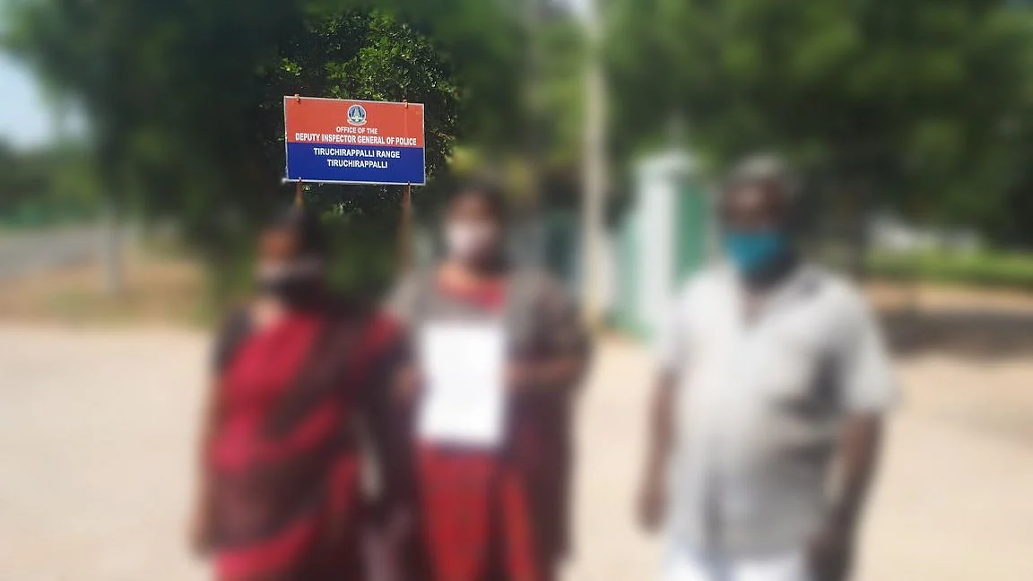 மனு கொடுக்க வந்த பிரியா