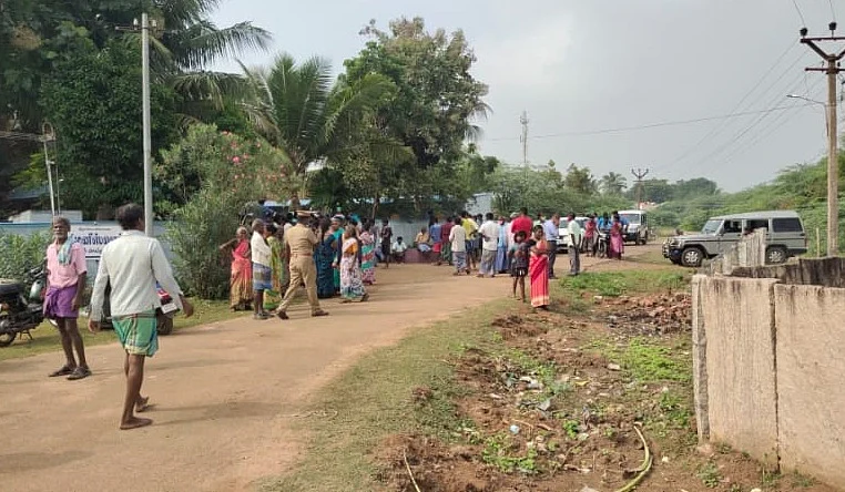 முற்றுகையிட்ட மக்கள்