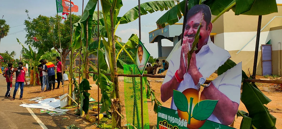 சேதப்படுத்தப்பட்ட முதல்வர் எடப்பாடி கட் அவுட்