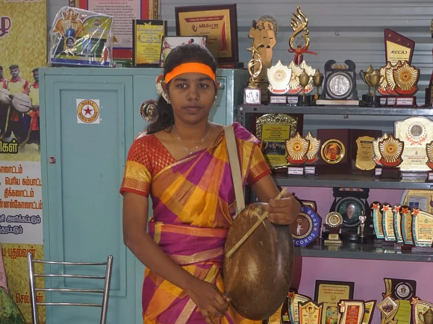 ஆணிமீது நின்று பறை வாசிப்பு... கோவை கல்லூரி மாணவி சாதனை!
