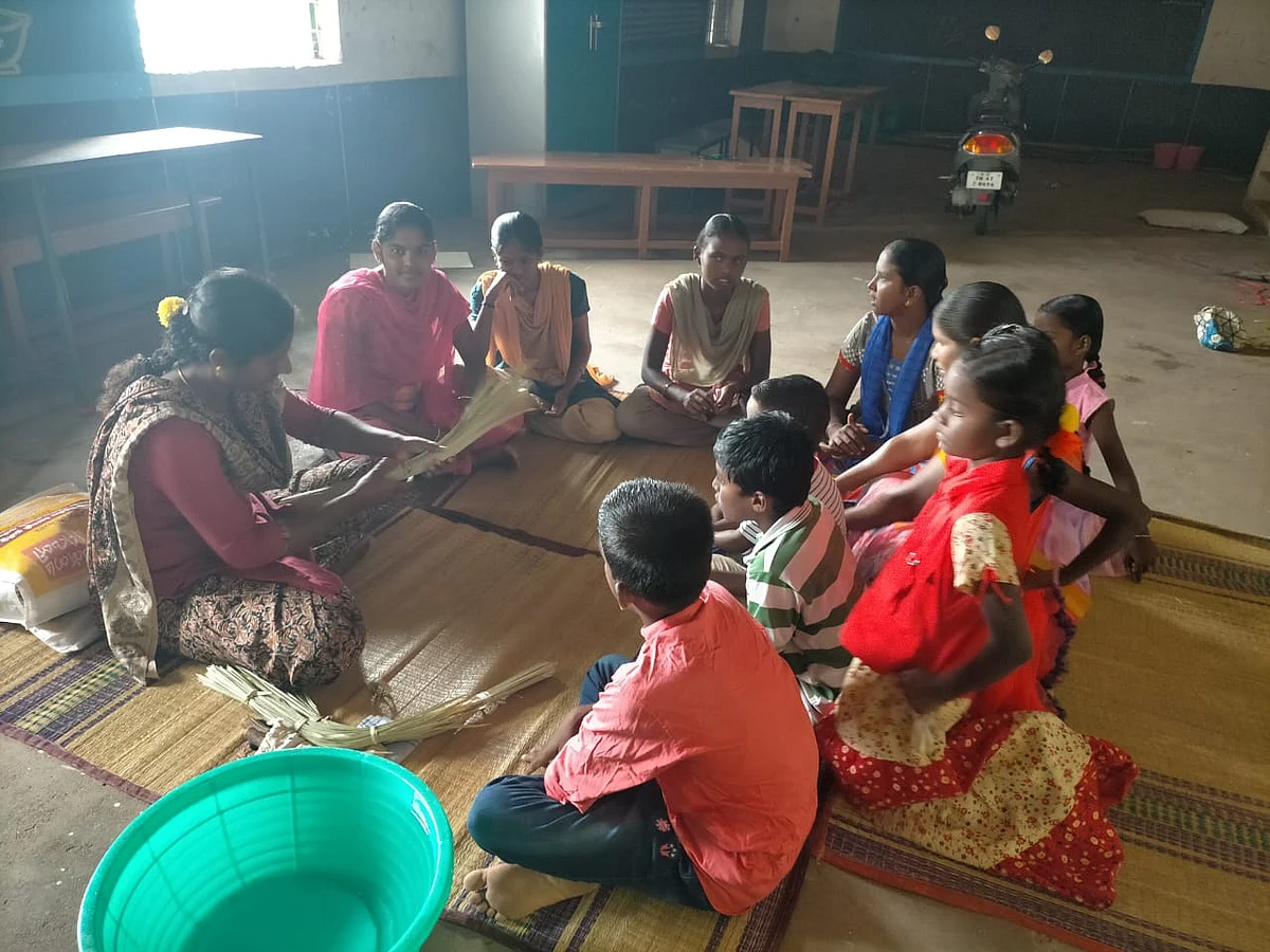 பயிற்சி பெறும் பெண்கள்