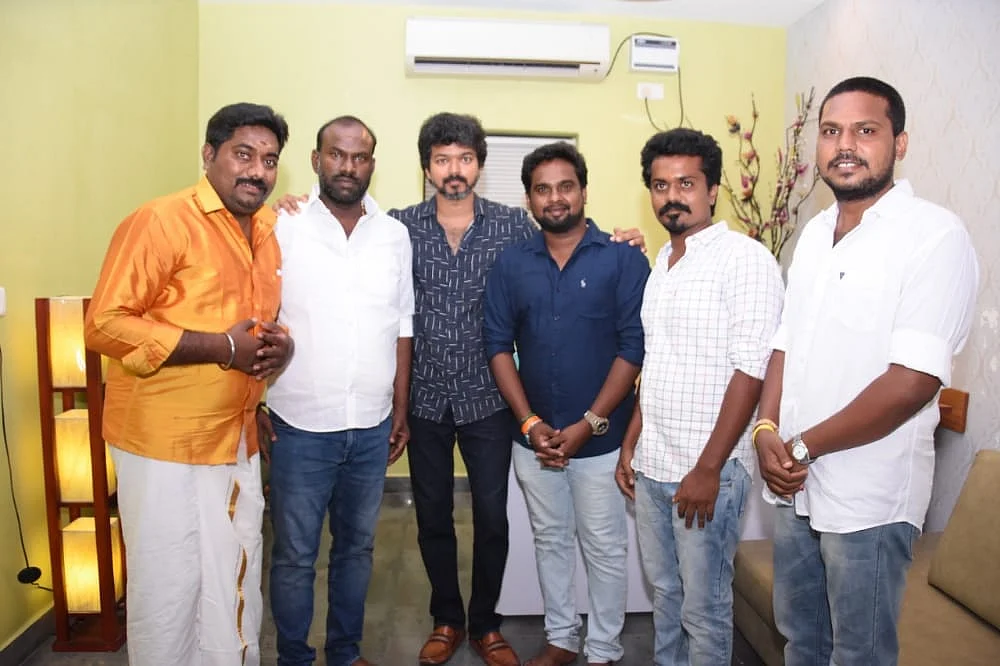 மக்கள் இயக்க நிர்வாகிகளுடன் நடிகர் விஜய்